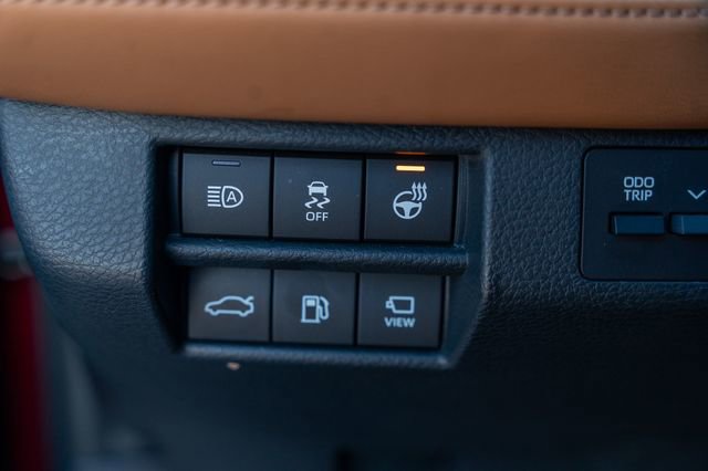 Used 2020 Toyota Avalon Limited image 25