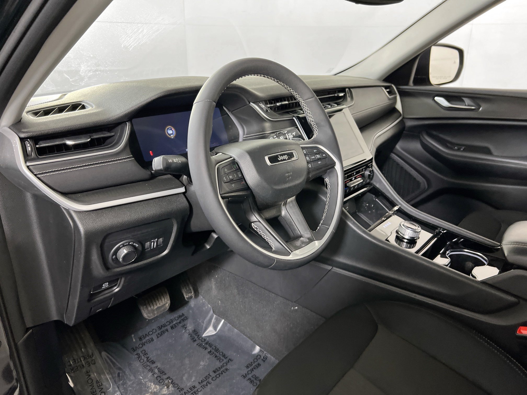 Used 2023 Jeep Grand Cherokee Laredo w/ Luxury Tech Group I AWD/4WD image 9