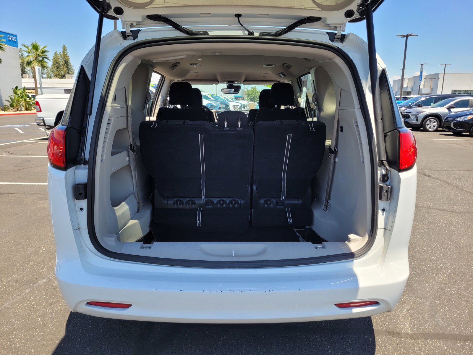 Used 2023 Chrysler Voyager LX FWD image 28