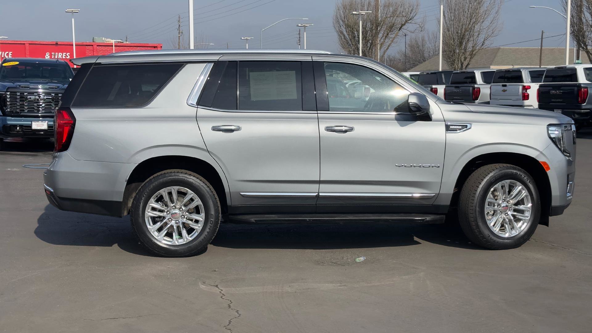 Used 2024 GMC Yukon SLT w/ SLT Luxury Package image 4