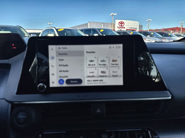 Used 2025 Toyota Prius XLE image 25