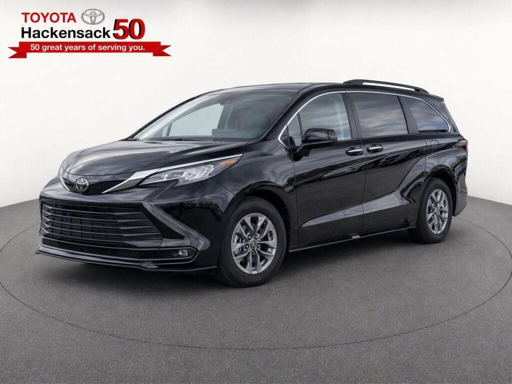Used 2026 Toyota Sienna XLE FWD image 2