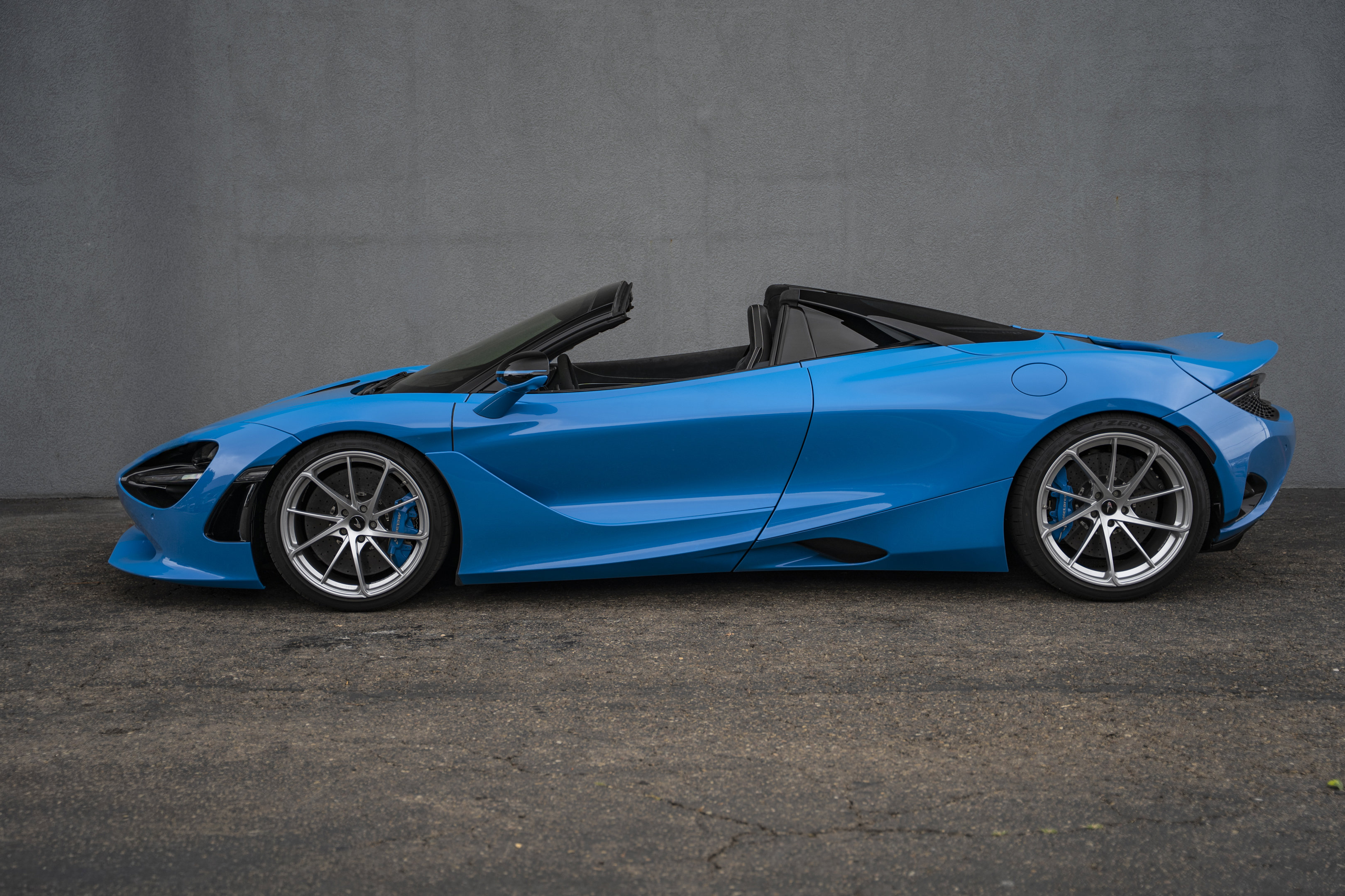 Used 2026 McLaren 750S Spider RWD image 2