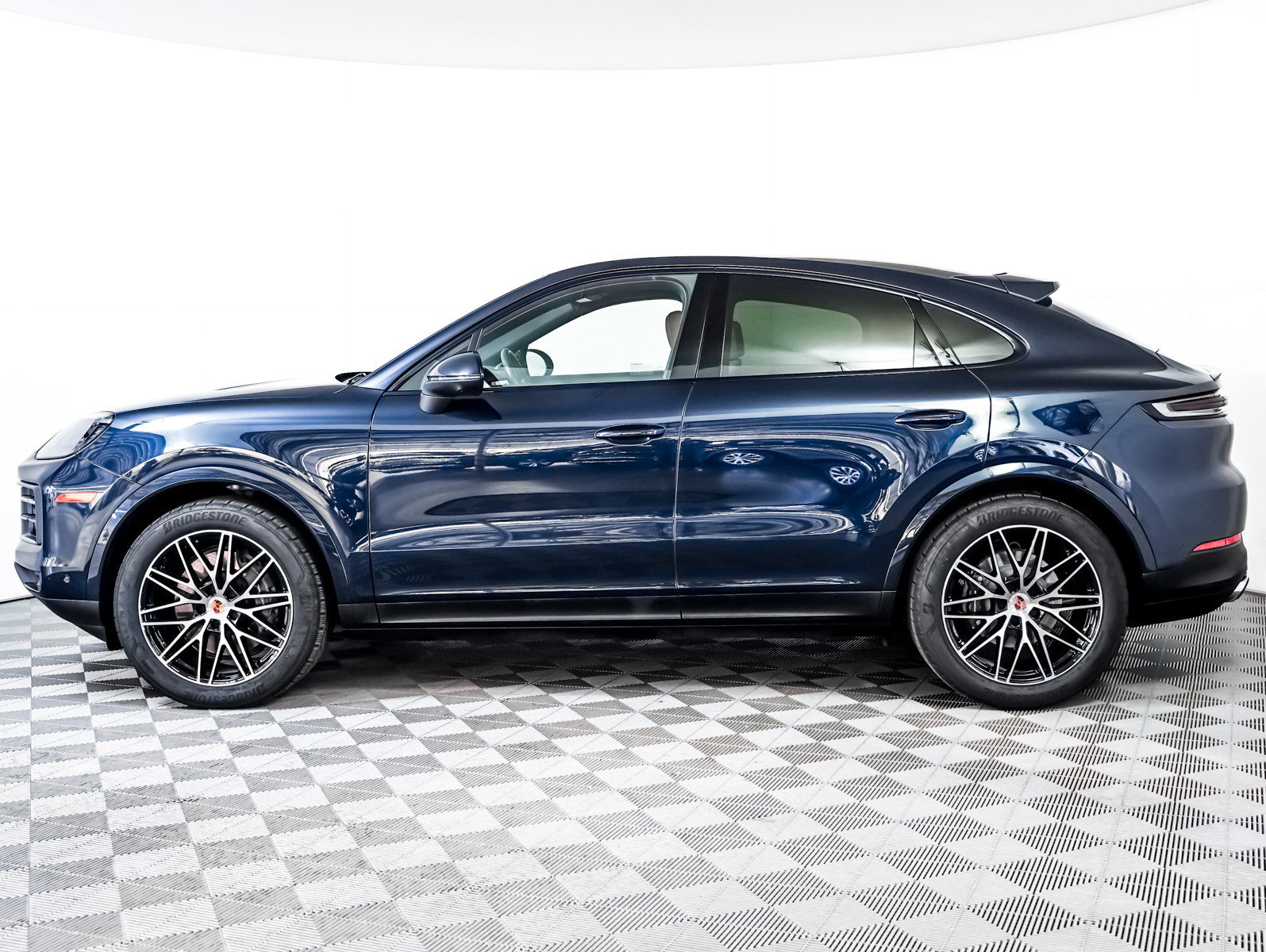 Used 2025 Porsche Cayenne Coupe image 2