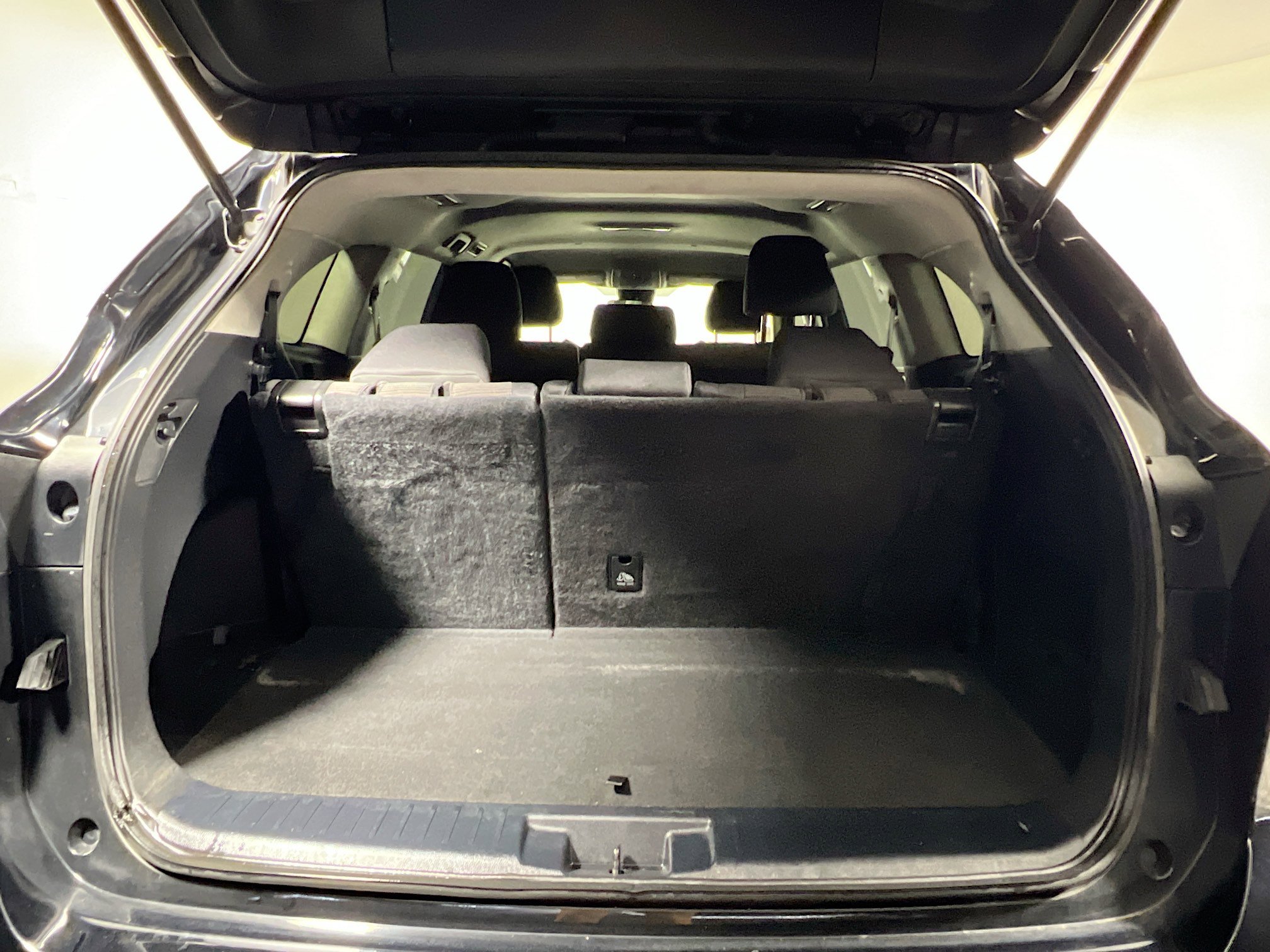 Used 2023 Toyota Highlander L FWD image 34