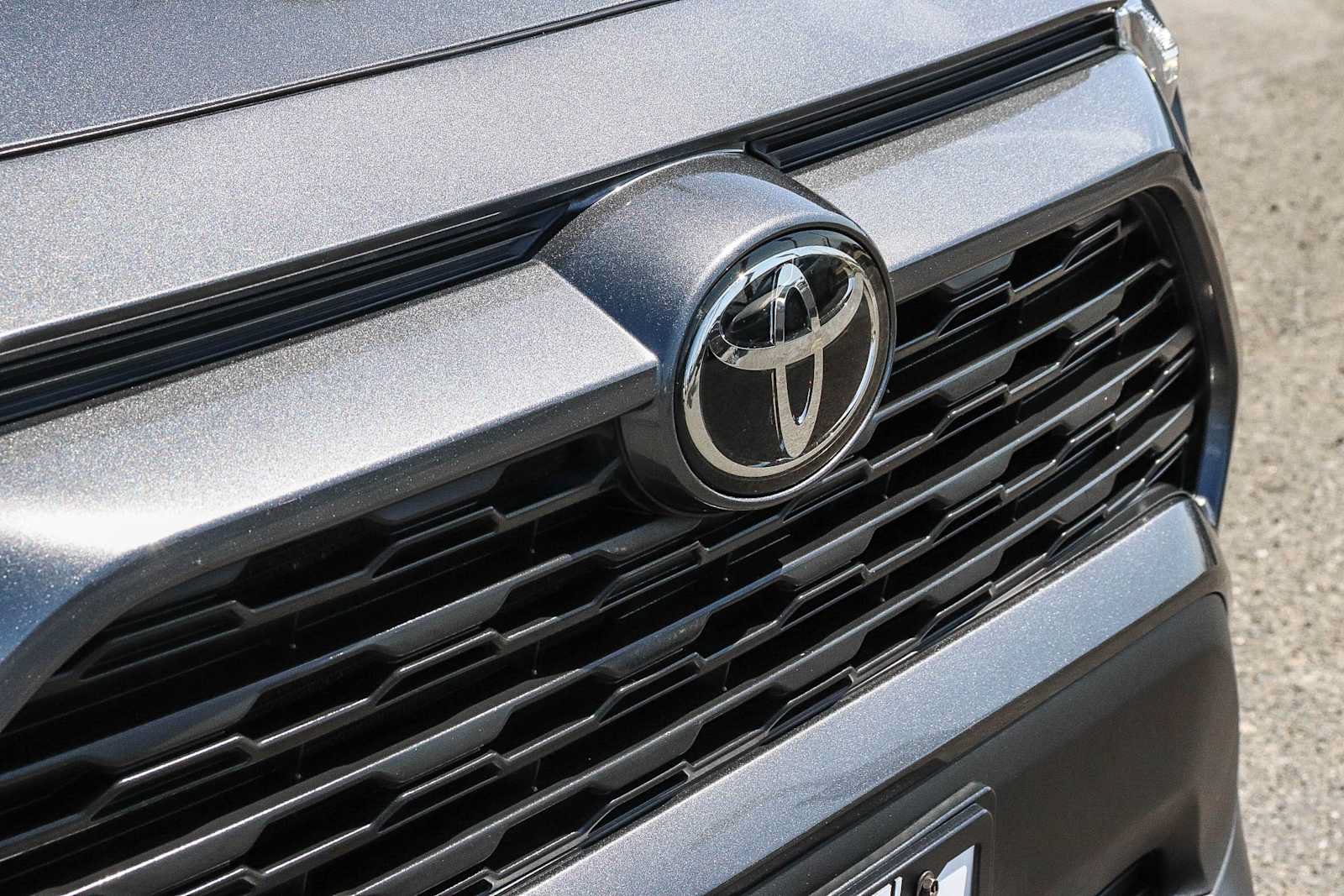 Used 2022 Toyota RAV4 XLE w/ Convenience Package FWD image 6