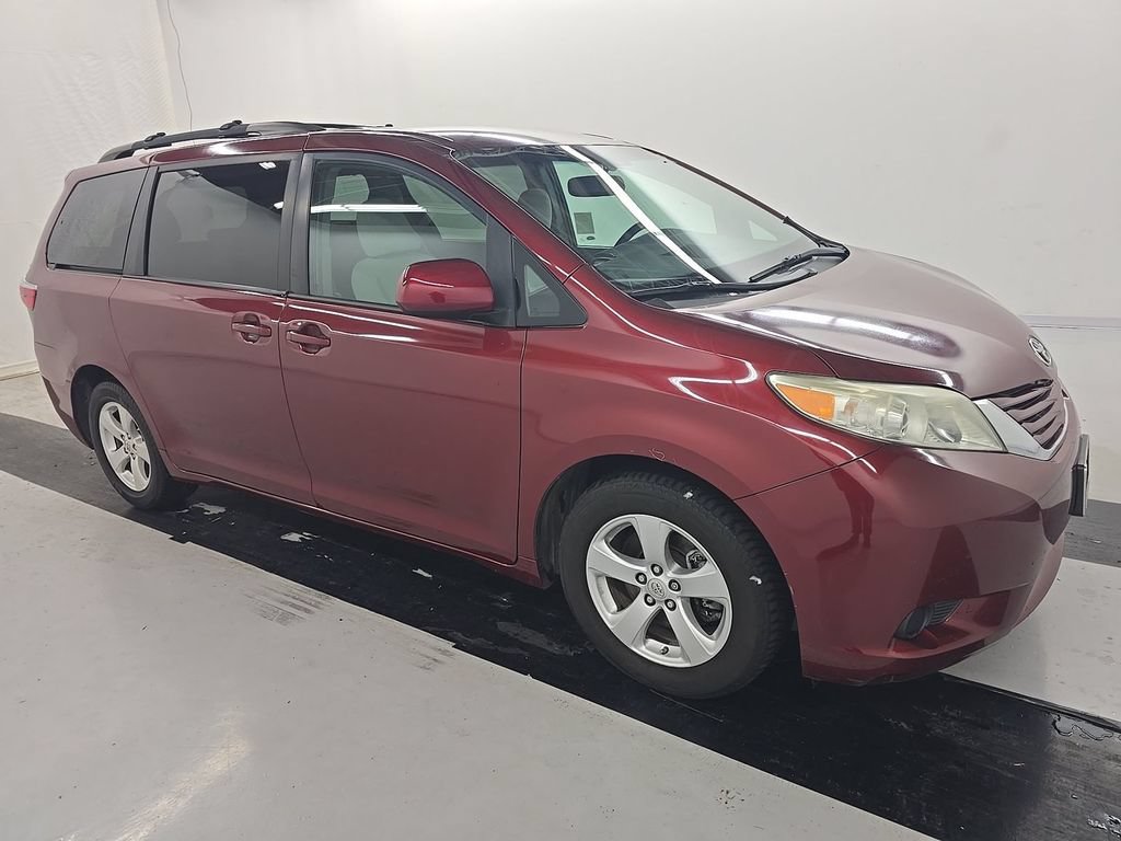 Used 2017 Toyota Sienna LE FWD image 2