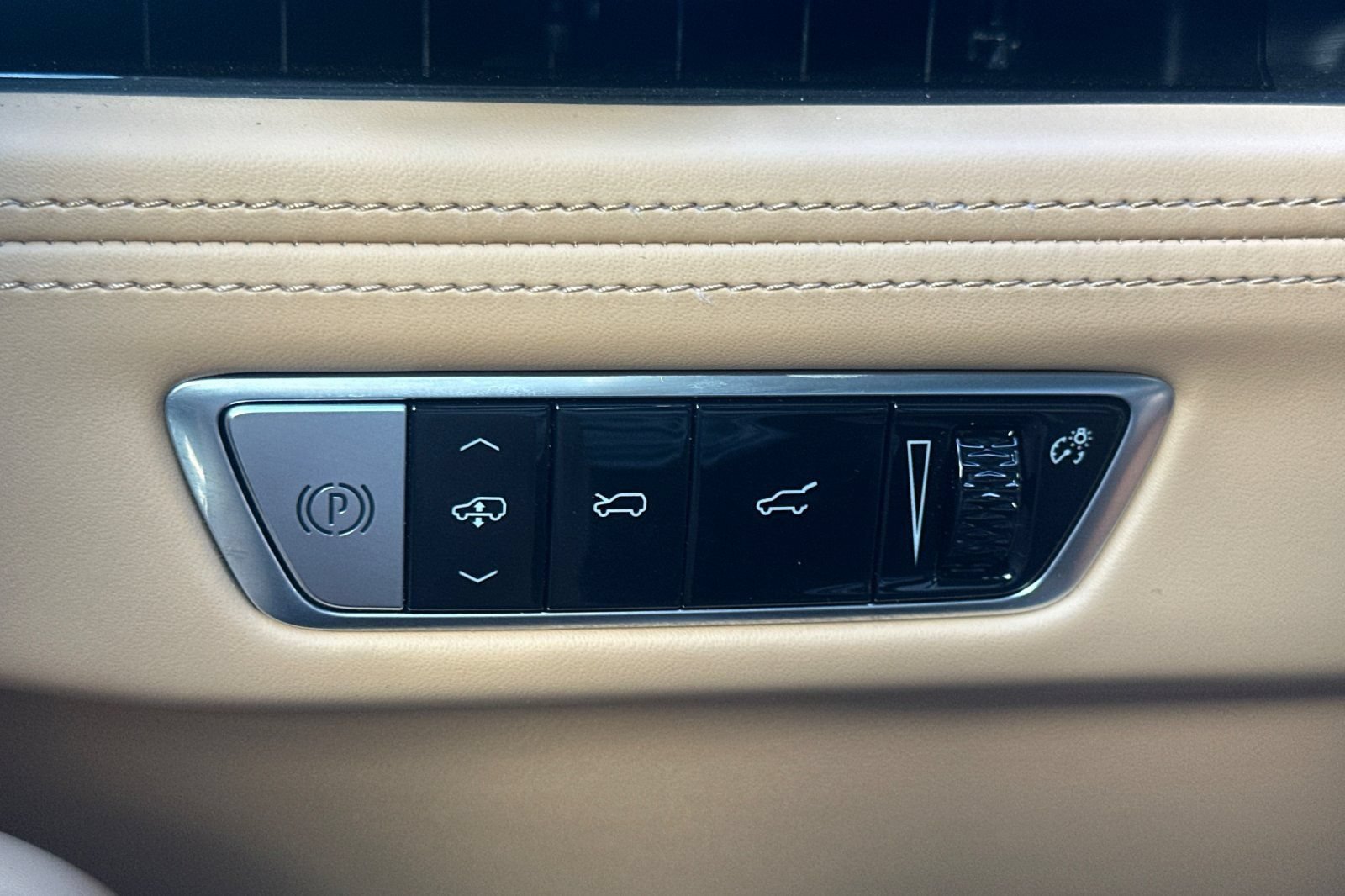 Certified 2026 Cadillac Escalade IQ Luxury 2 w/ LPO, Etrunk Organizer Package AWD/4WD image 40