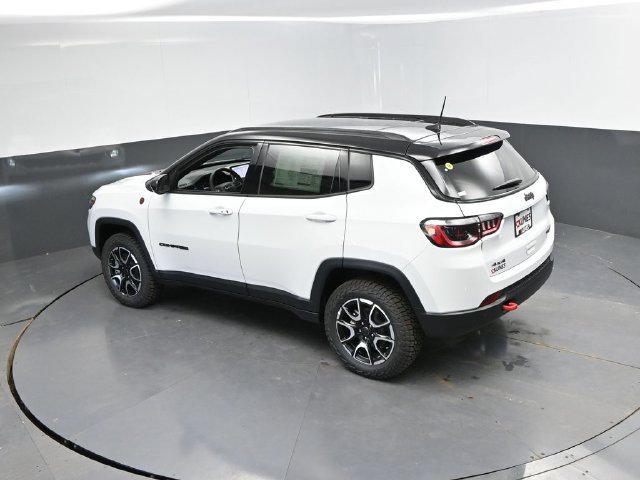 New 2026 Jeep Compass Trailhawk w/ Sun, Sound & Navigation Group AWD/4WD image 36