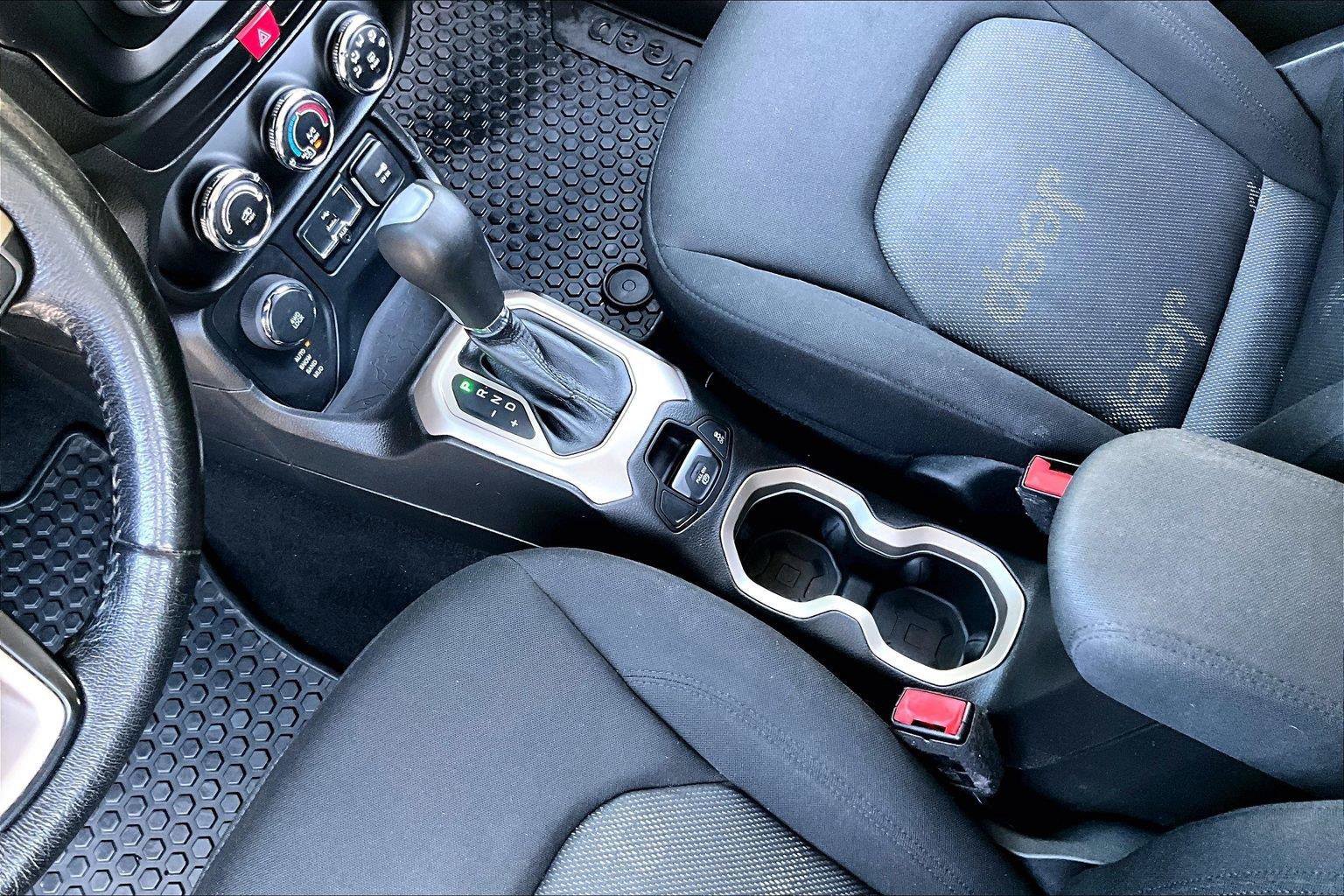 Used 2017 Jeep Renegade Latitude AWD/4WD image 16