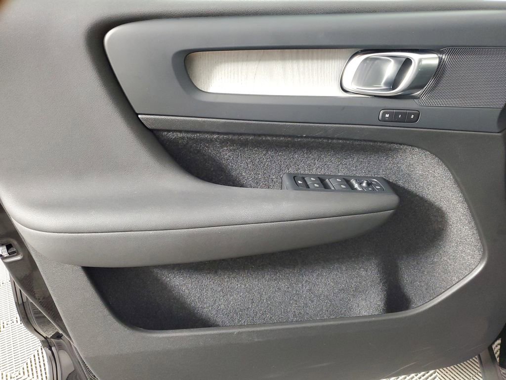 Certified 2025 Volvo XC40 B5 Plus image 22