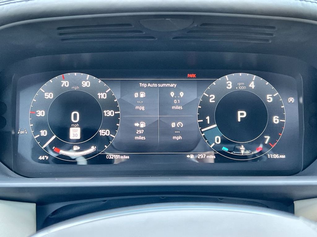 Used 2024 Land Rover Discovery Metropolitan Edition AWD/4WD image 23