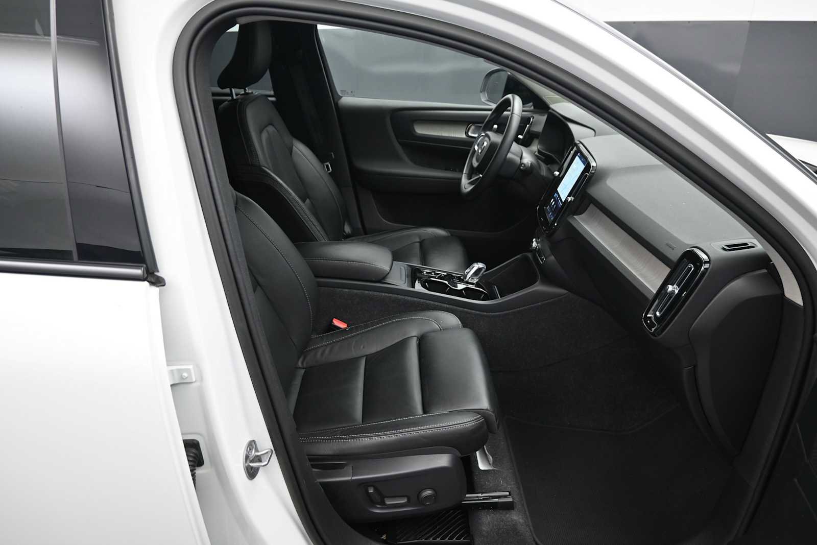 Used 2023 Volvo XC40 B4 Ultimate FWD image 12