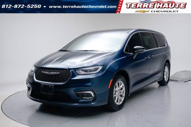 Used 2025 Chrysler Pacifica Select