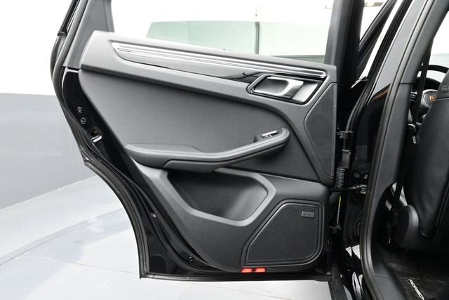 Certified 2025 Porsche Macan AWD/4WD image 13