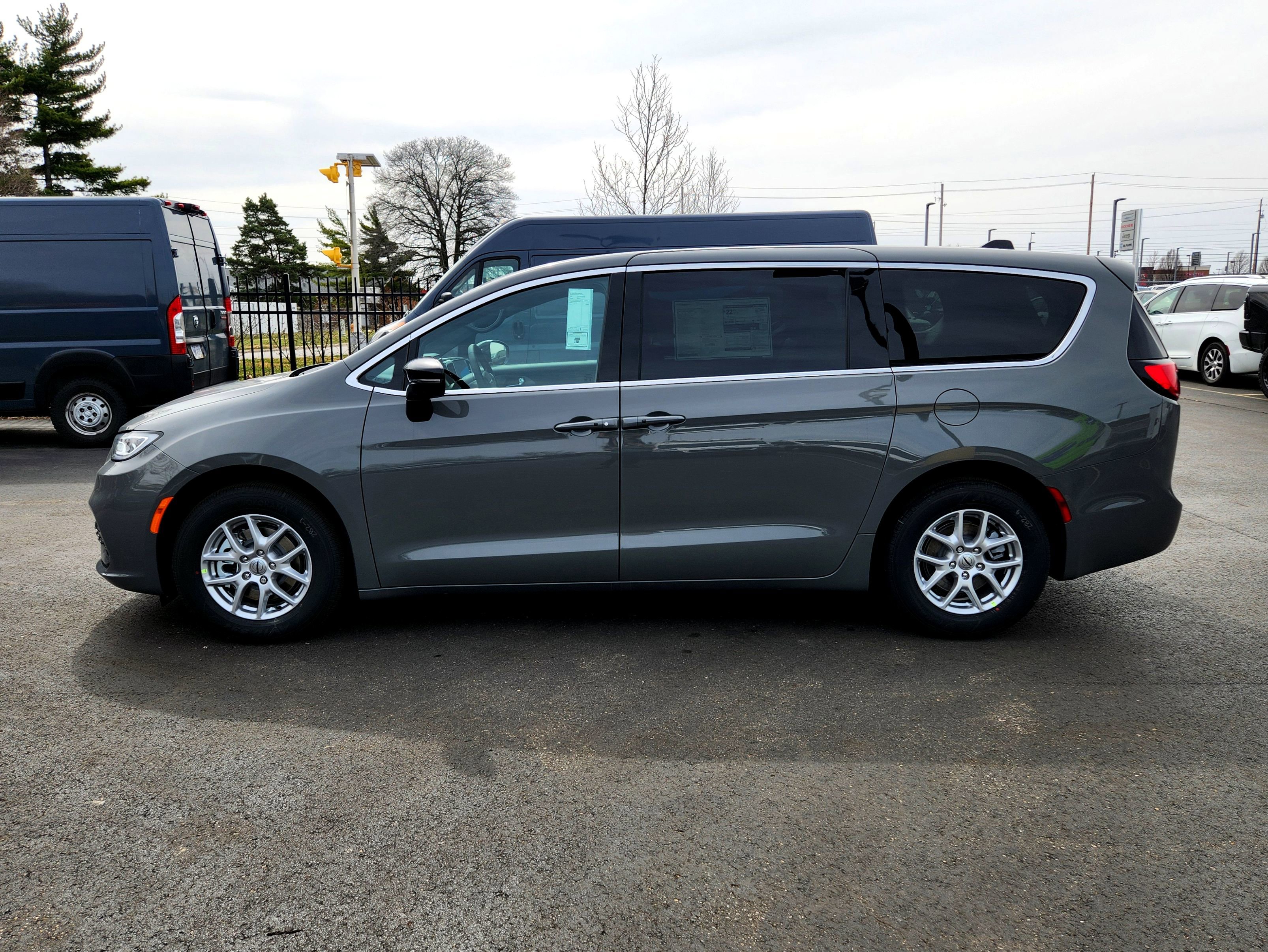 New 2025 Chrysler Pacifica Select image 6