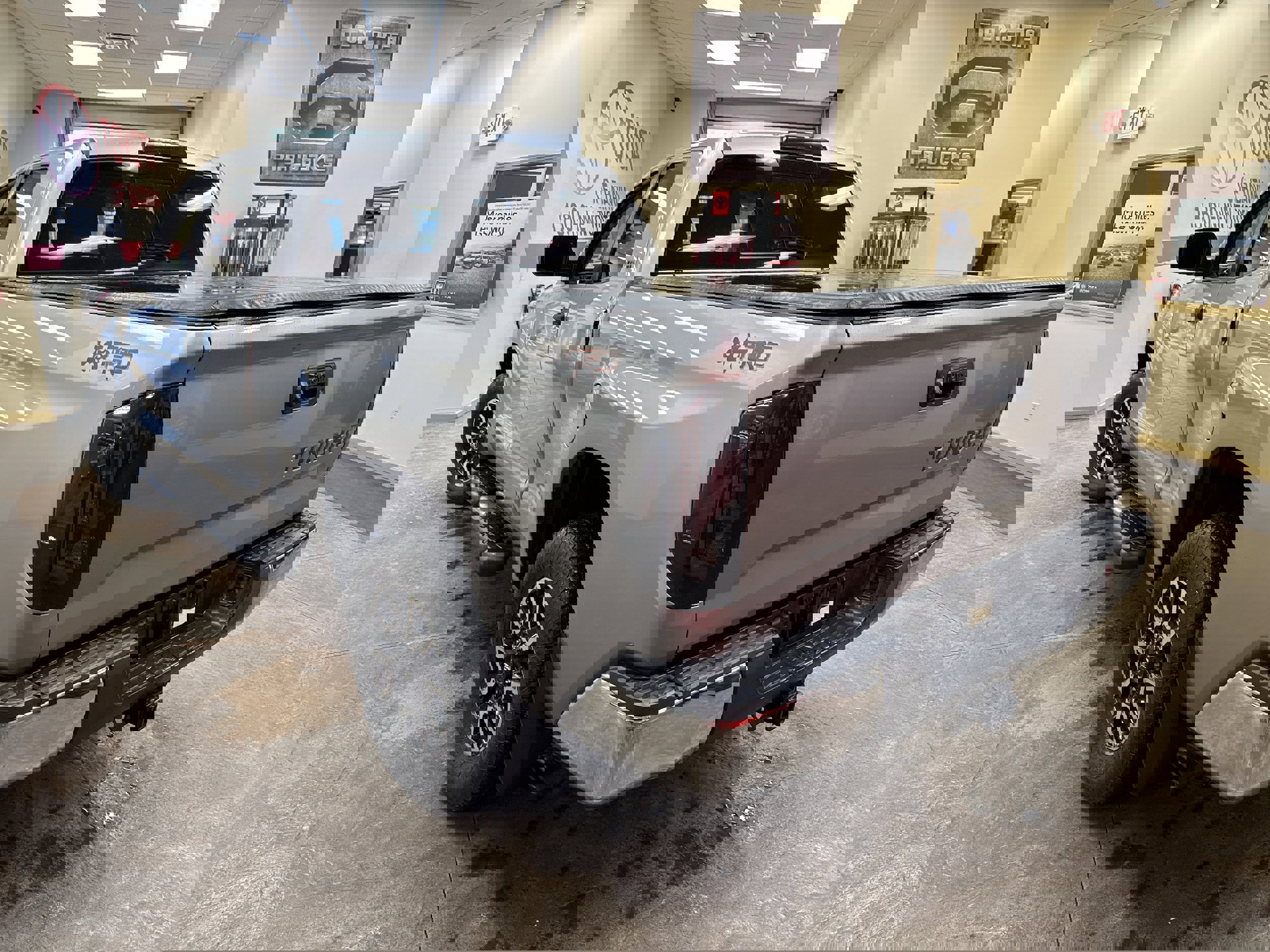 Used 2015 Toyota Tundra SR5 w/ TRD Off Road Package AWD/4WD image 9