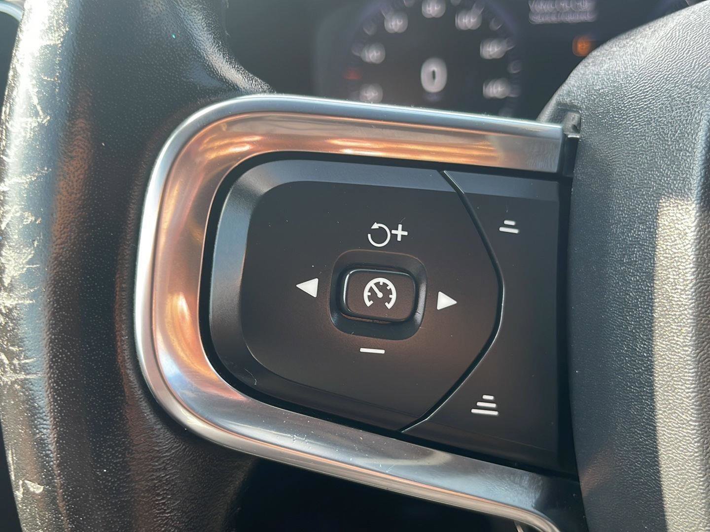 Used 2019 Volvo XC40 T5 Momentum AWD/4WD image 23
