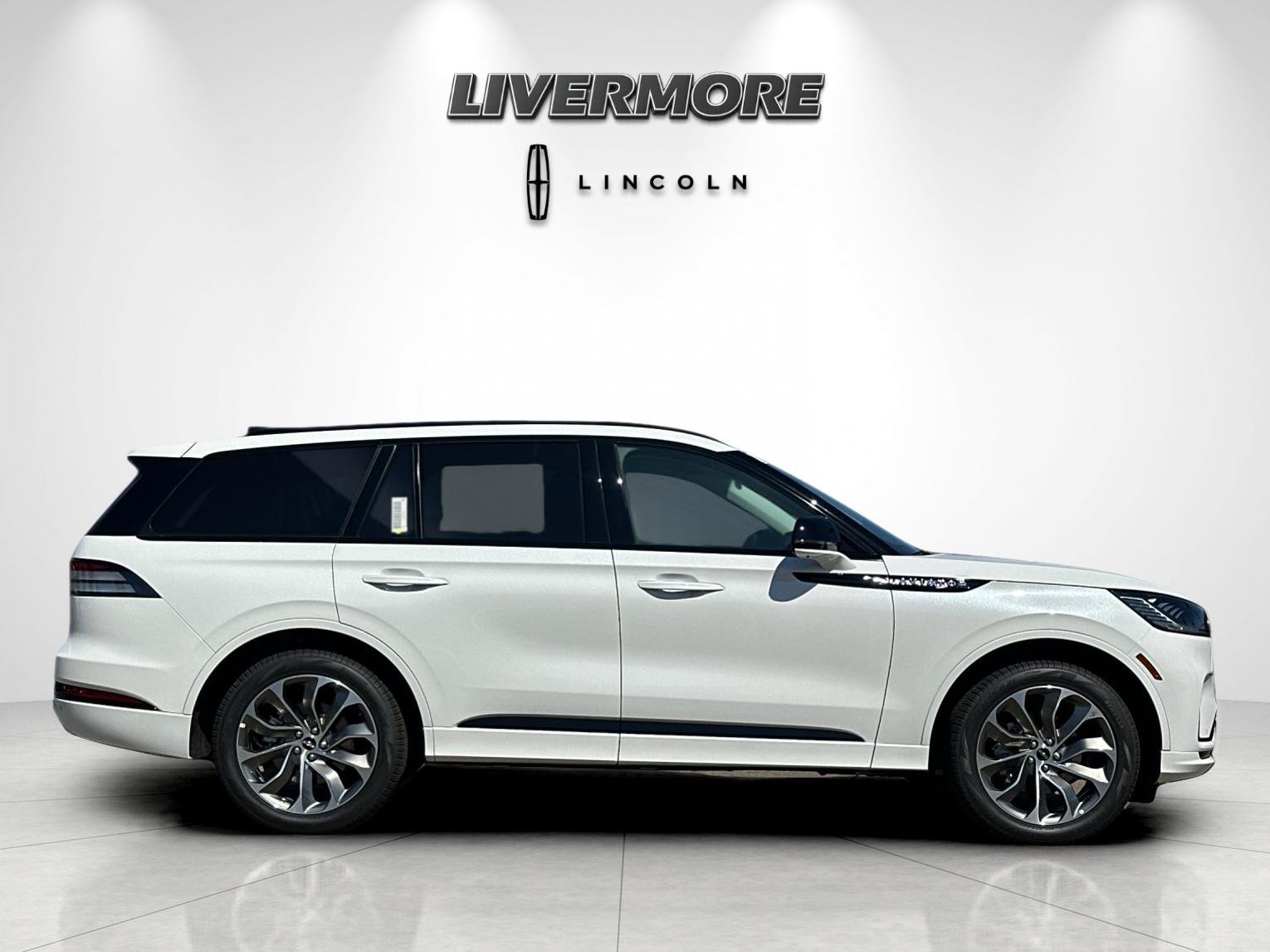 New 2026 Lincoln Aviator AWD image 2