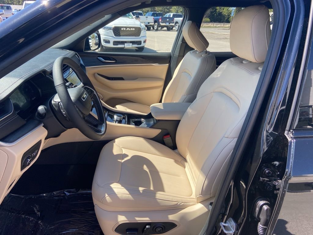 New 2025 Jeep Grand Cherokee L Limited w/ Black Appearance Package image 17