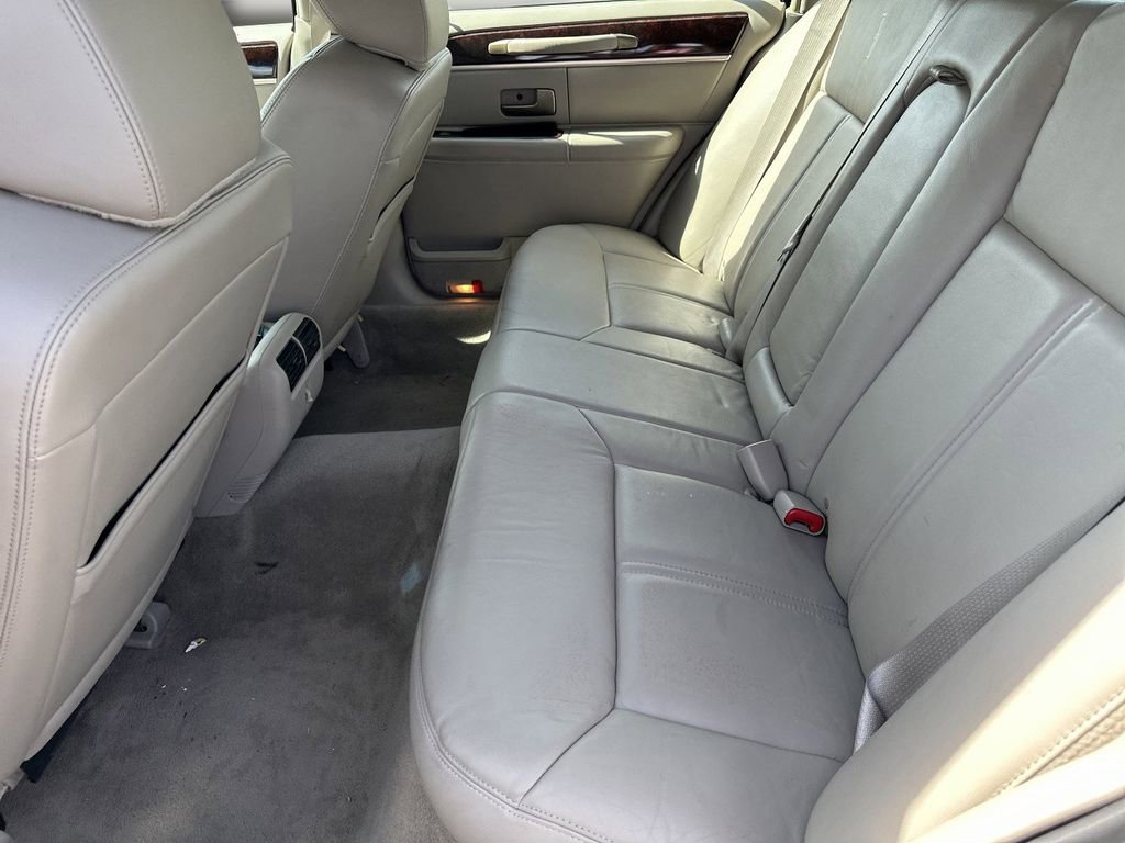 Used 2011 Lincoln Town Car Signature Limited RWD image 14