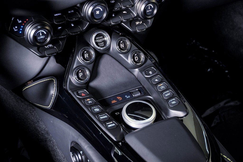 Used 2023 Aston Martin V8 Vantage Coupe image 31