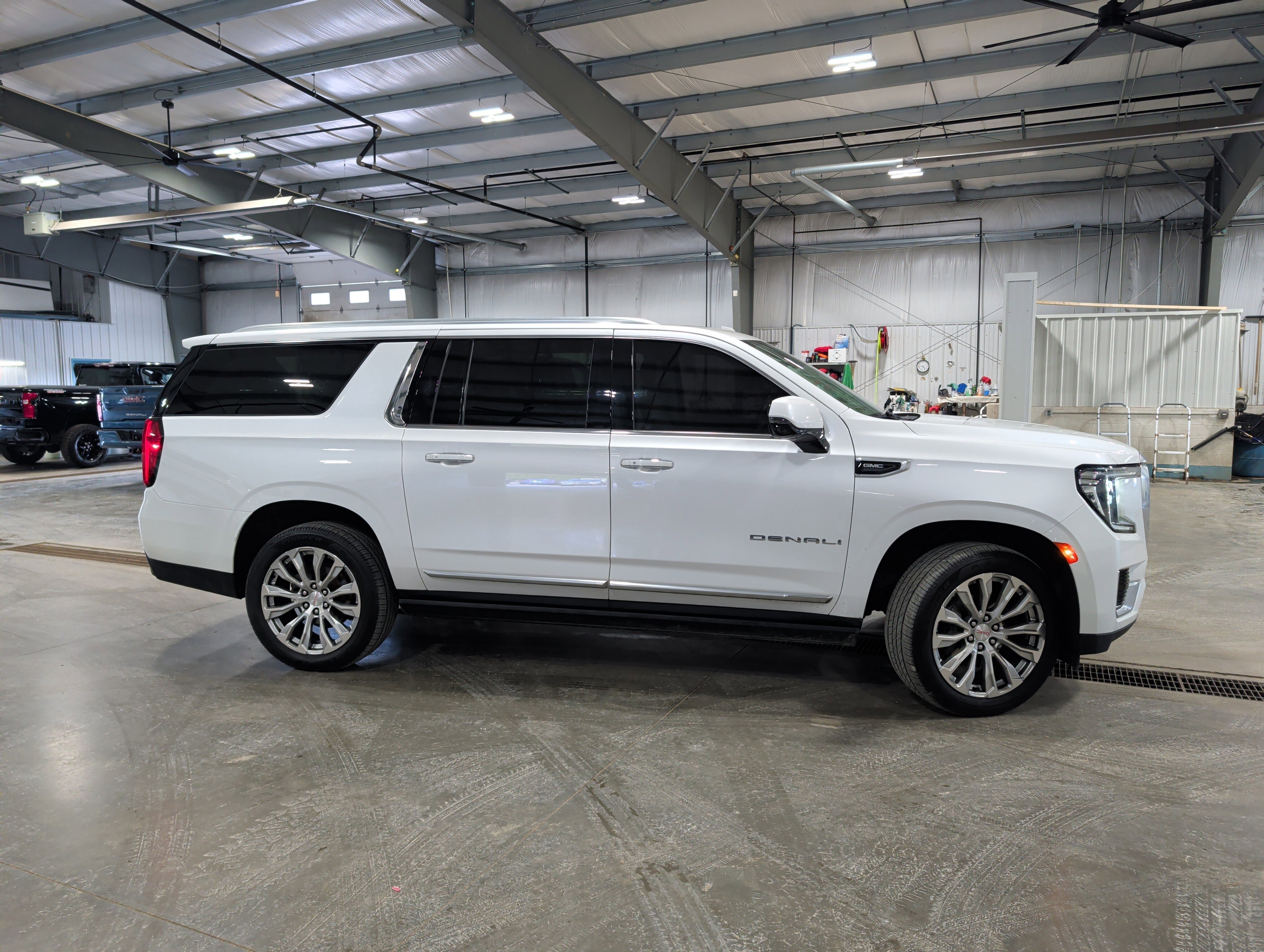 Used 2023 GMC Yukon XL Denali AWD/4WD image 2