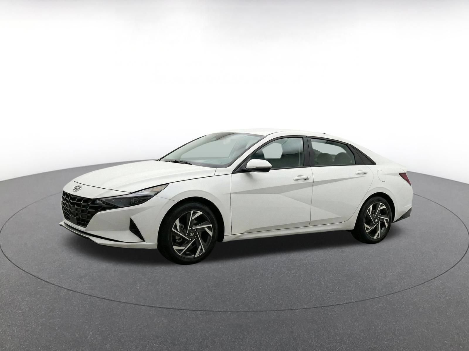 Used 2025 Hyundai Elantra SEL FWD image 3