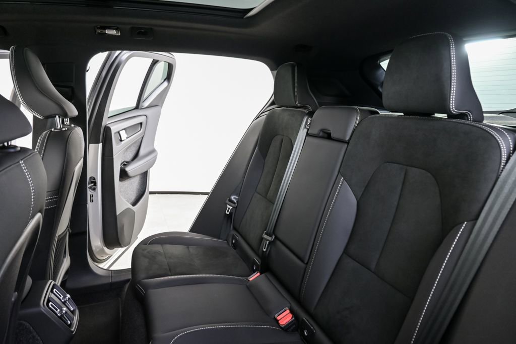 Certified 2025 Volvo XC40 B5 Plus image 22