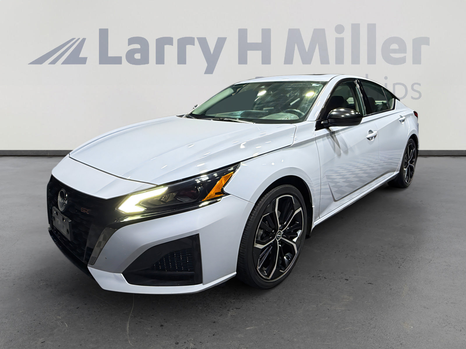 Used 2023 Nissan Altima 2.5 SR w/ SR Premium Package image 1