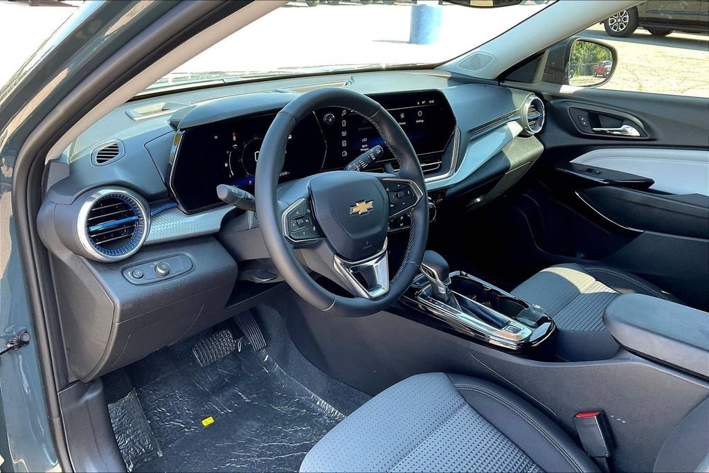 Used 2025 Chevrolet Trax LT w/ Sunroof Package FWD image 8