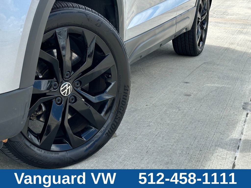 Used 2023 Volkswagen Taos SE w/ Panoramic Sunroof Package FWD image 2