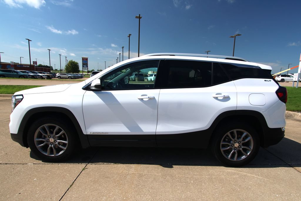 Used 2024 GMC Terrain SLT AWD/4WD image 15