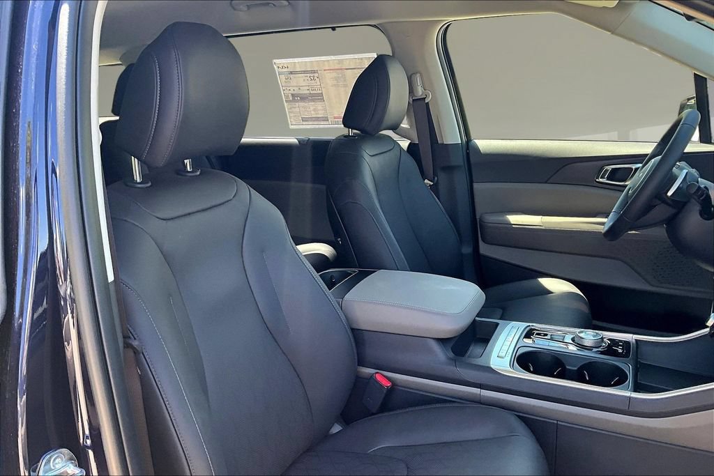 New 2026 Kia Carnival EX FWD image 11
