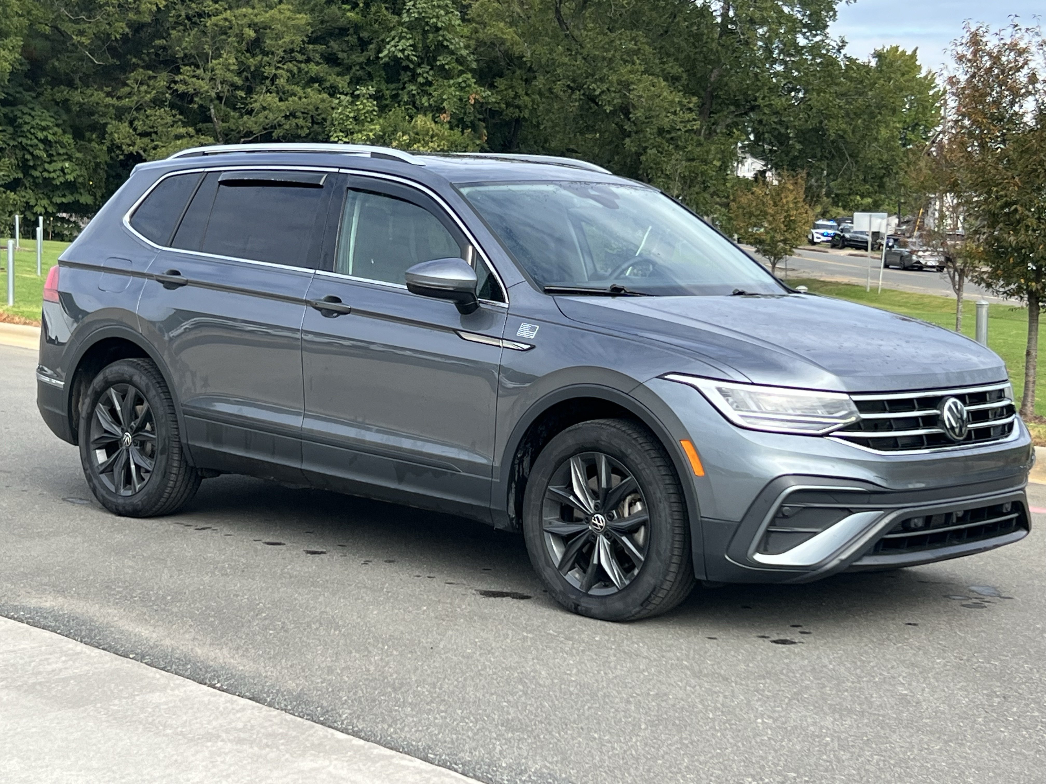 Used 2024 Volkswagen Tiguan SE AWD/4WD image 2