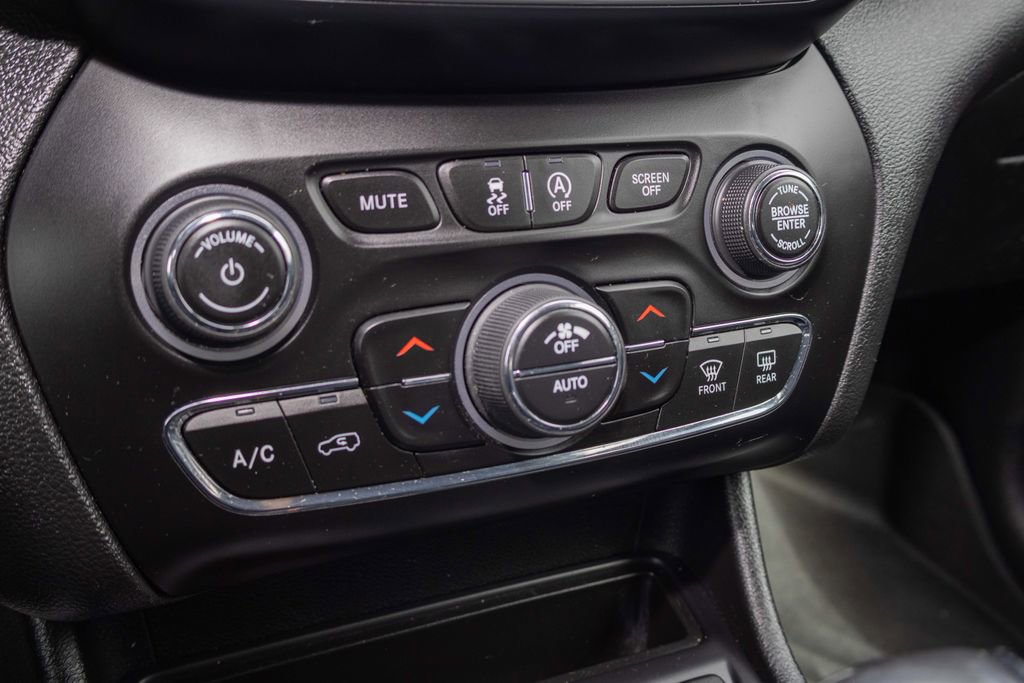 Used 2022 Jeep Cherokee Latitude Lux w/ Mopar Interior Package image 21