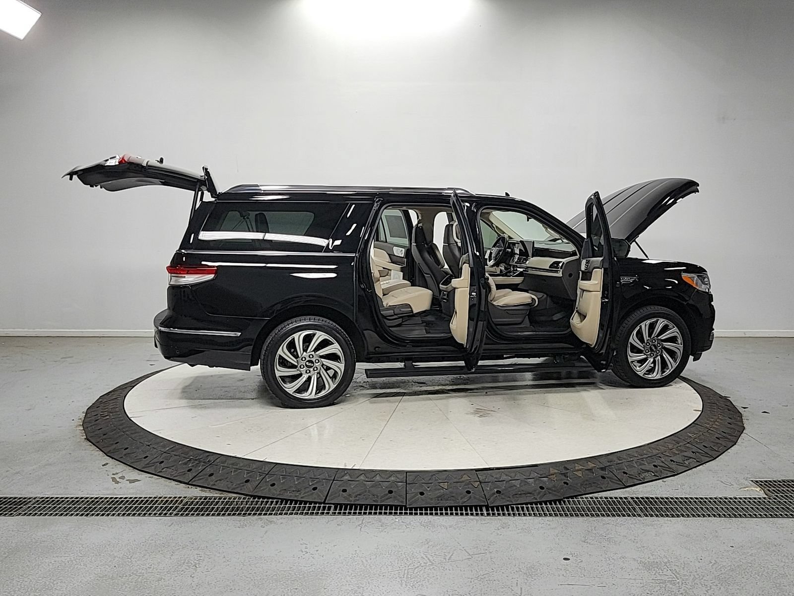 Used 2023 Lincoln Navigator L Reserve AWD/4WD image 17