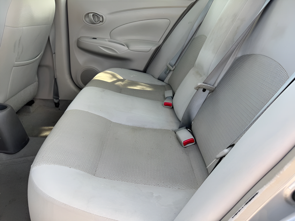 Used 2012 Nissan Versa SV FWD image 7