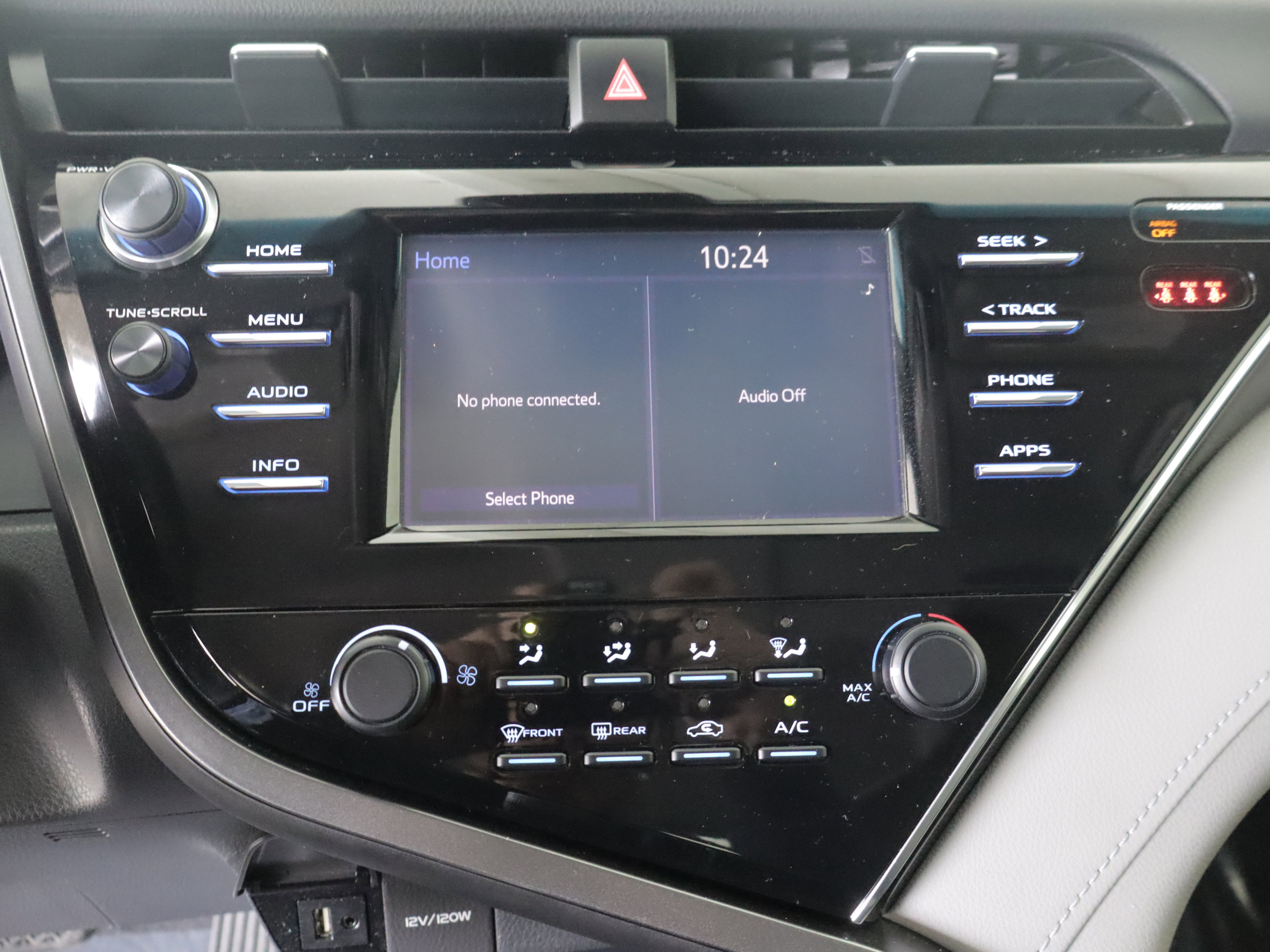 Used 2018 Toyota Camry LE FWD image 14