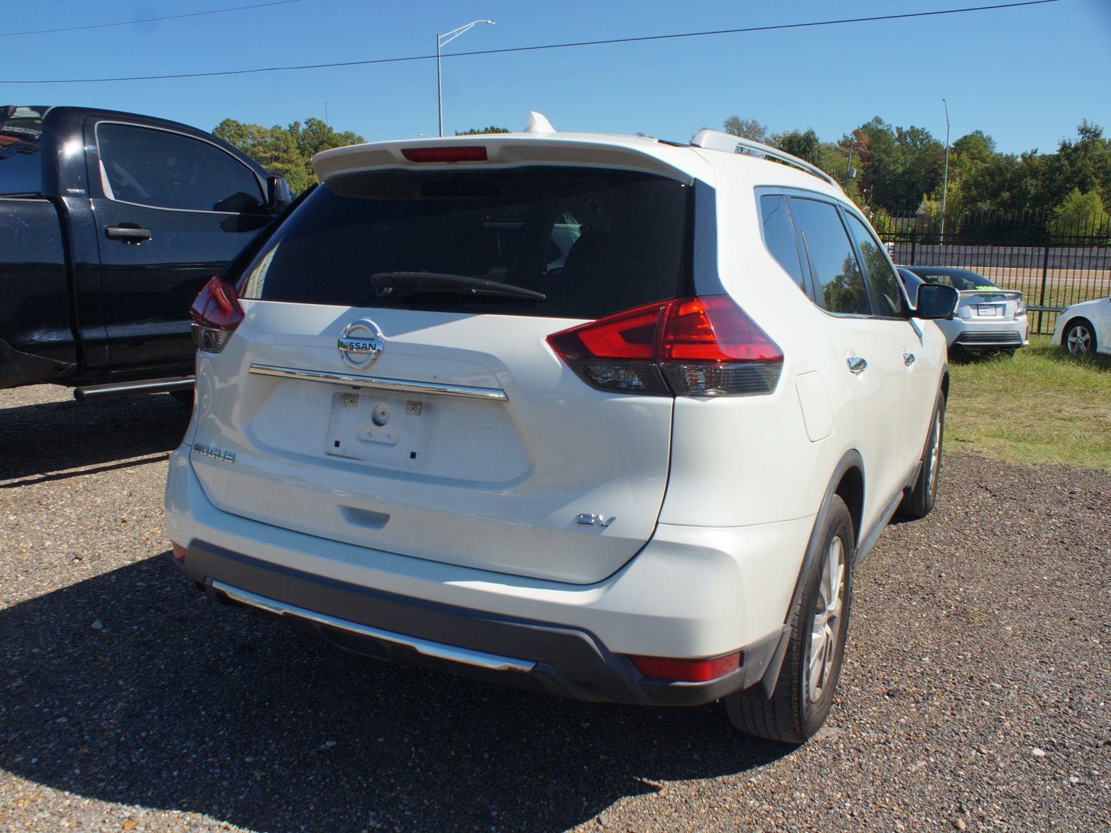 Used 2017 Nissan Rogue SV w/ SV Premium Package FWD image 4