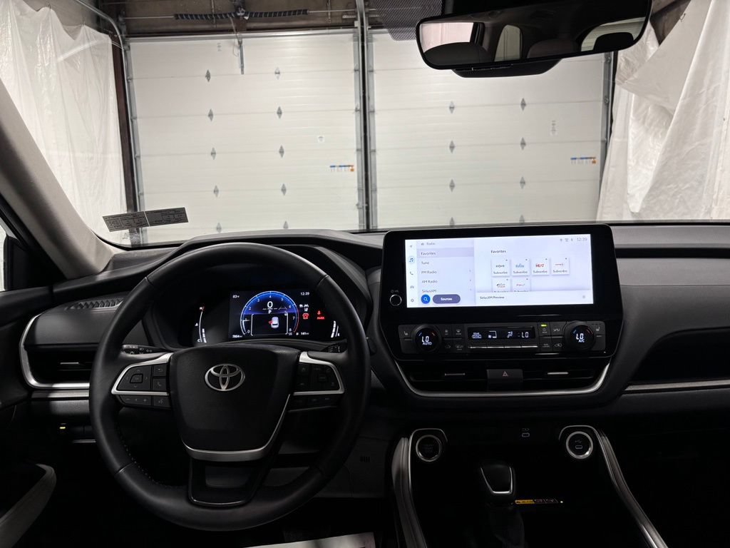 Used 2025 Toyota Grand Highlander AWD image 16