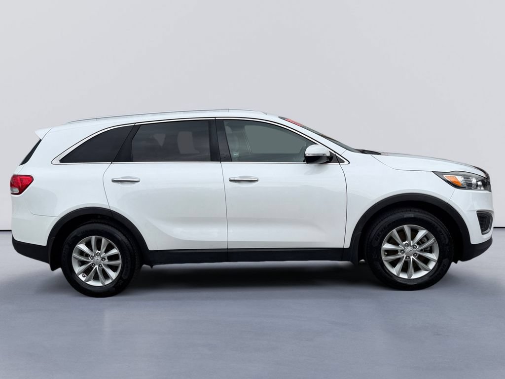 Used 2016 Kia Sorento FWD image 2
