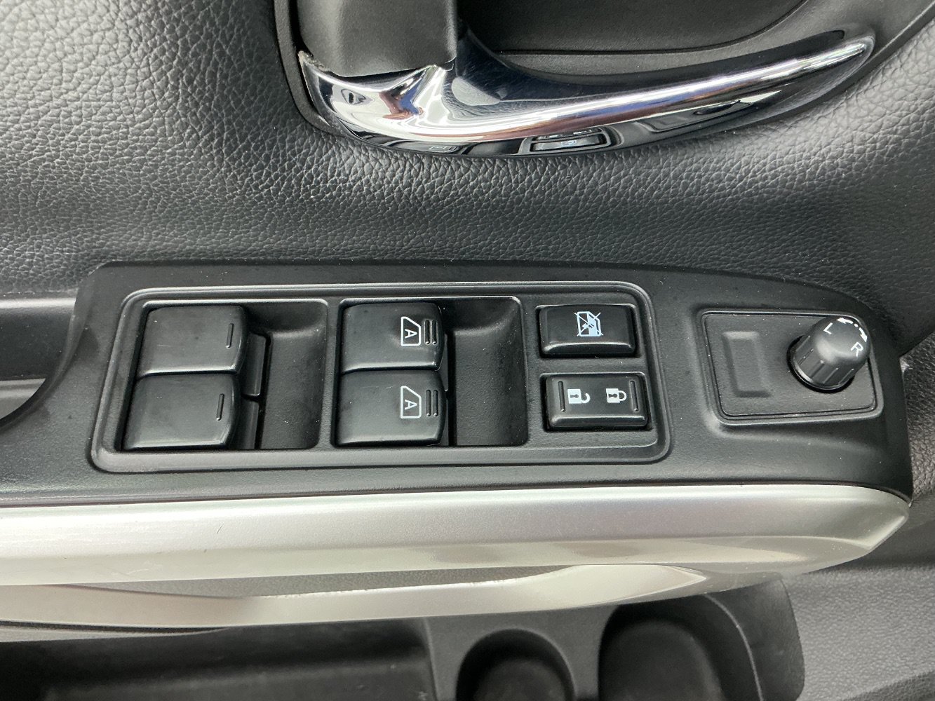 Used 2019 Nissan Titan SV AWD/4WD image 35