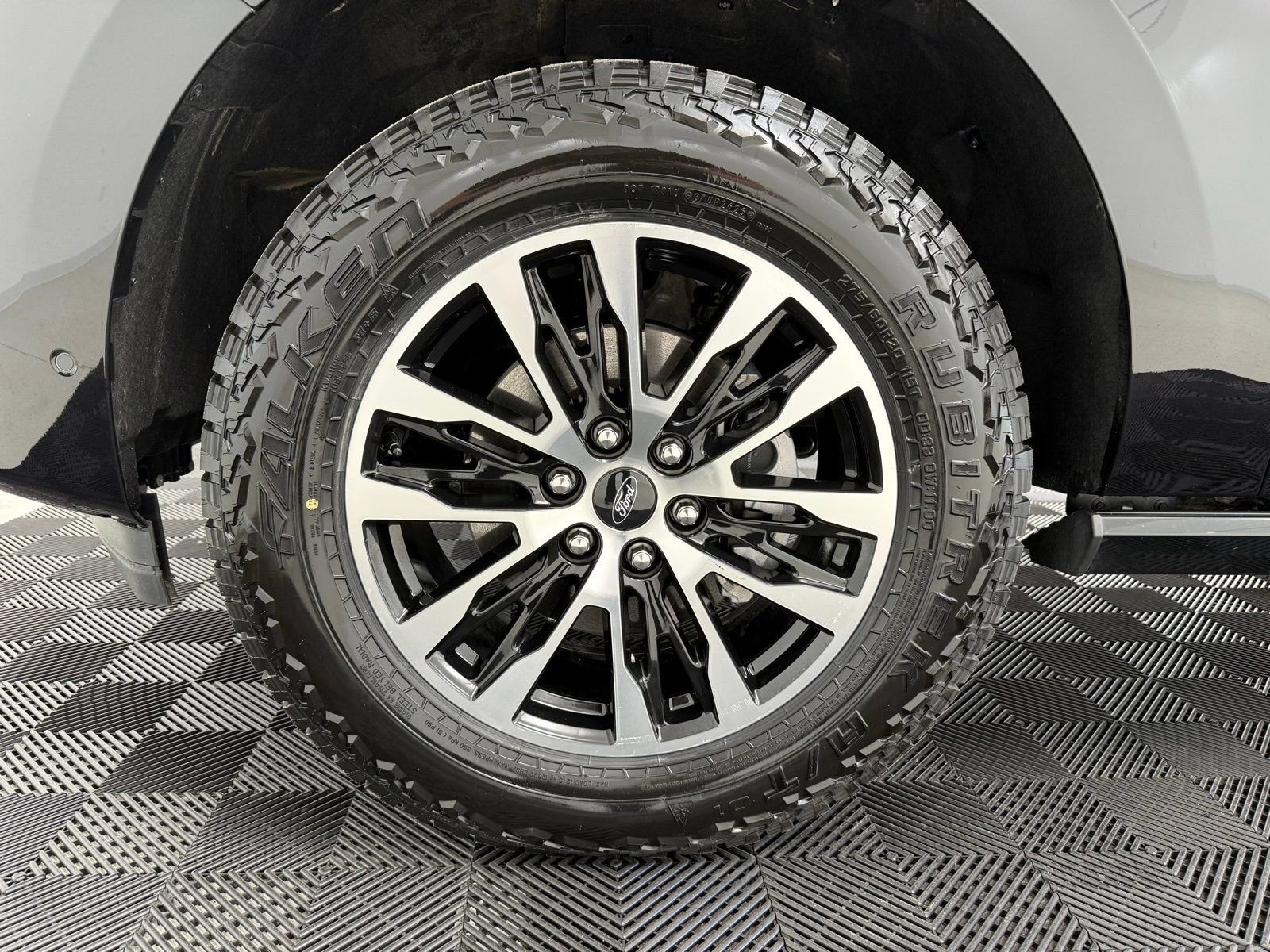 Used 2025 Ford Expedition Platinum AWD/4WD image 12