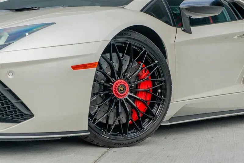 Used 2017 Lamborghini Aventador S image 32