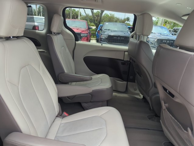Used 2018 Chrysler Pacifica Touring-L w/ Advanced Safetytec Group FWD image 18