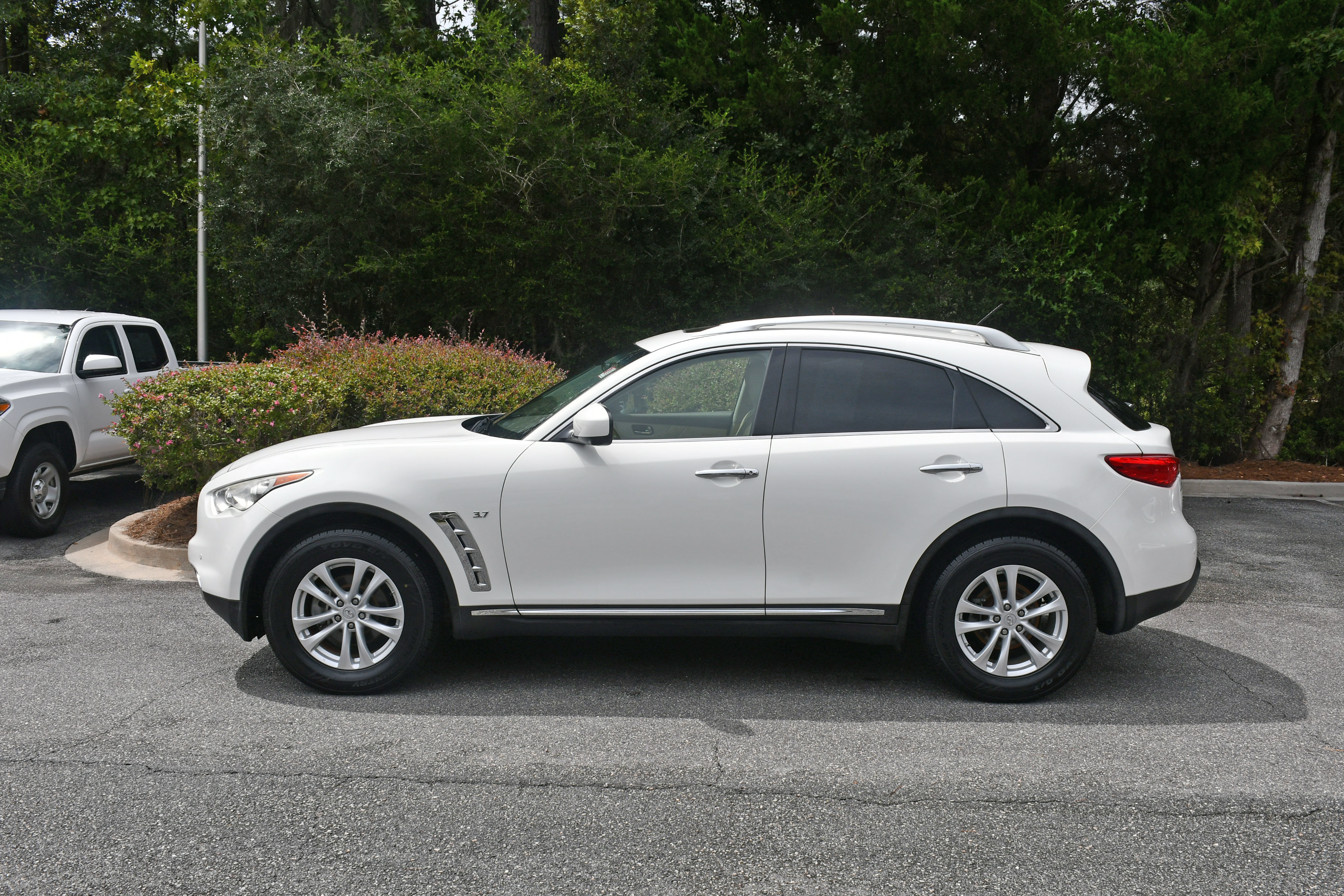 Used 2015 INFINITI QX70 AWD w/ Premium Package image 2