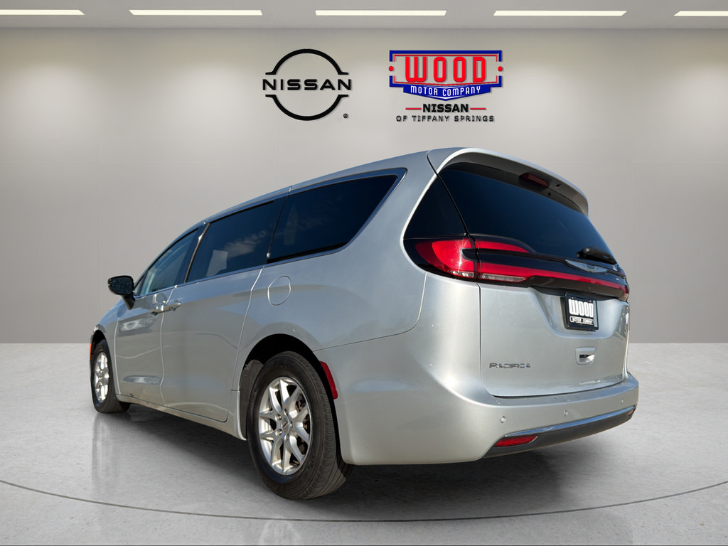 Used 2024 Chrysler Pacifica Touring-L FWD image 4