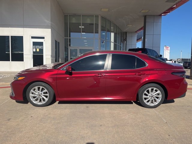 Used 2021 Toyota Camry LE image 2
