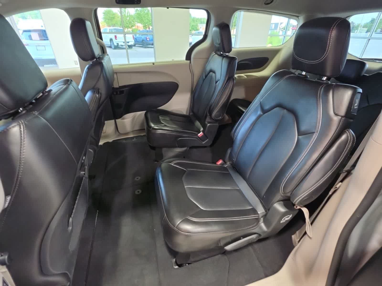 Used 2024 Chrysler Pacifica Touring-L FWD image 30